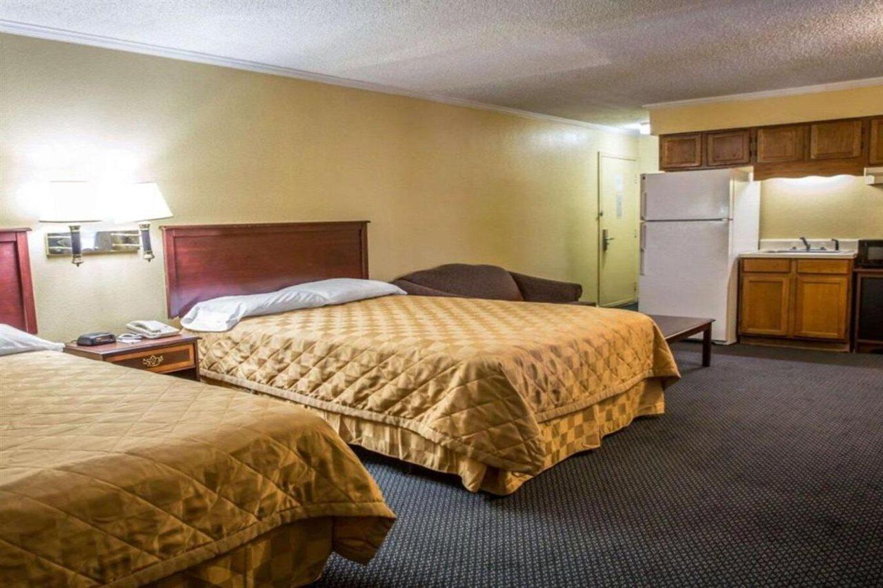 Rodeway Inn & Suites Plymouth Hwy 64 Exteriér fotografie