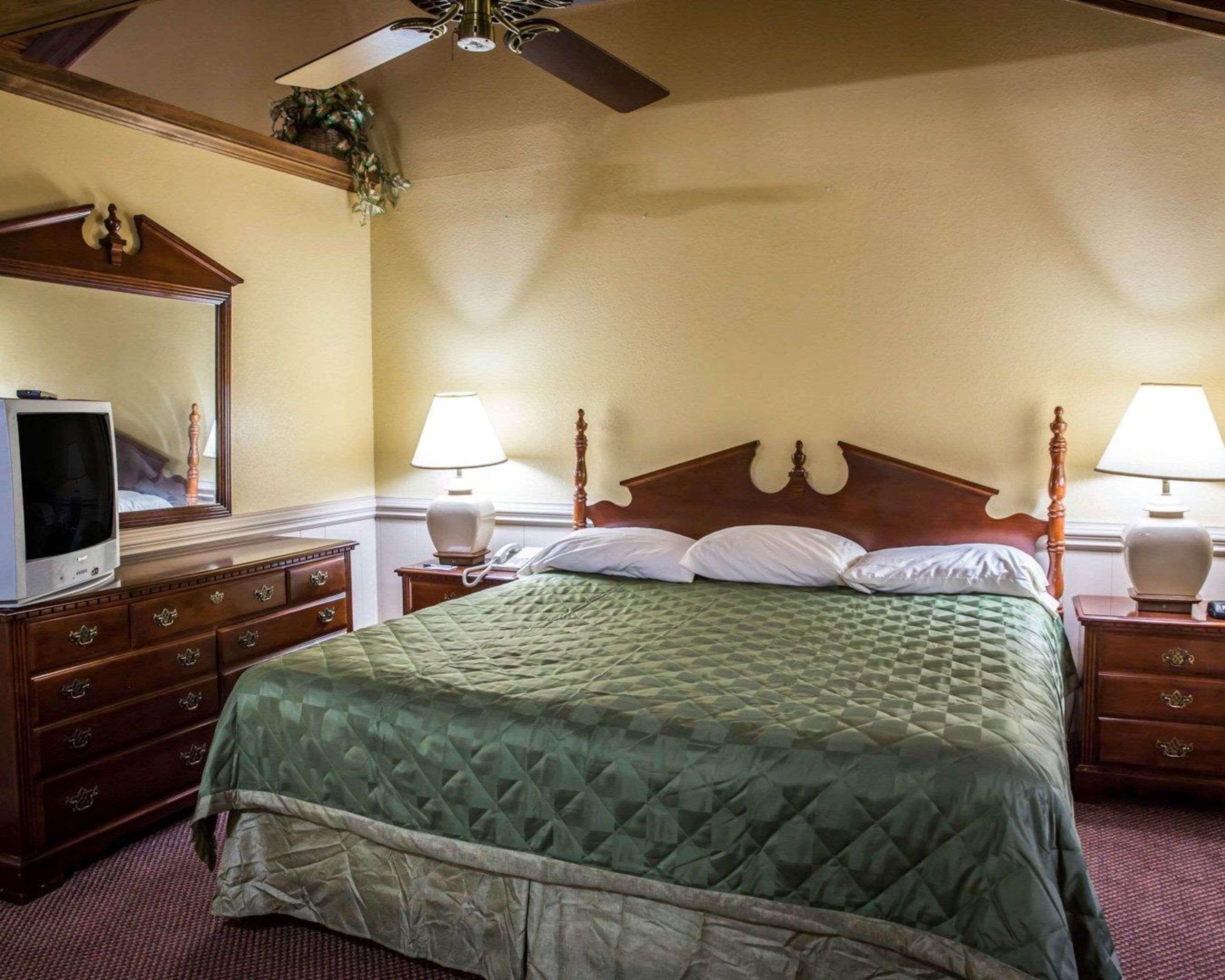 Rodeway Inn & Suites Plymouth Hwy 64 Exteriér fotografie