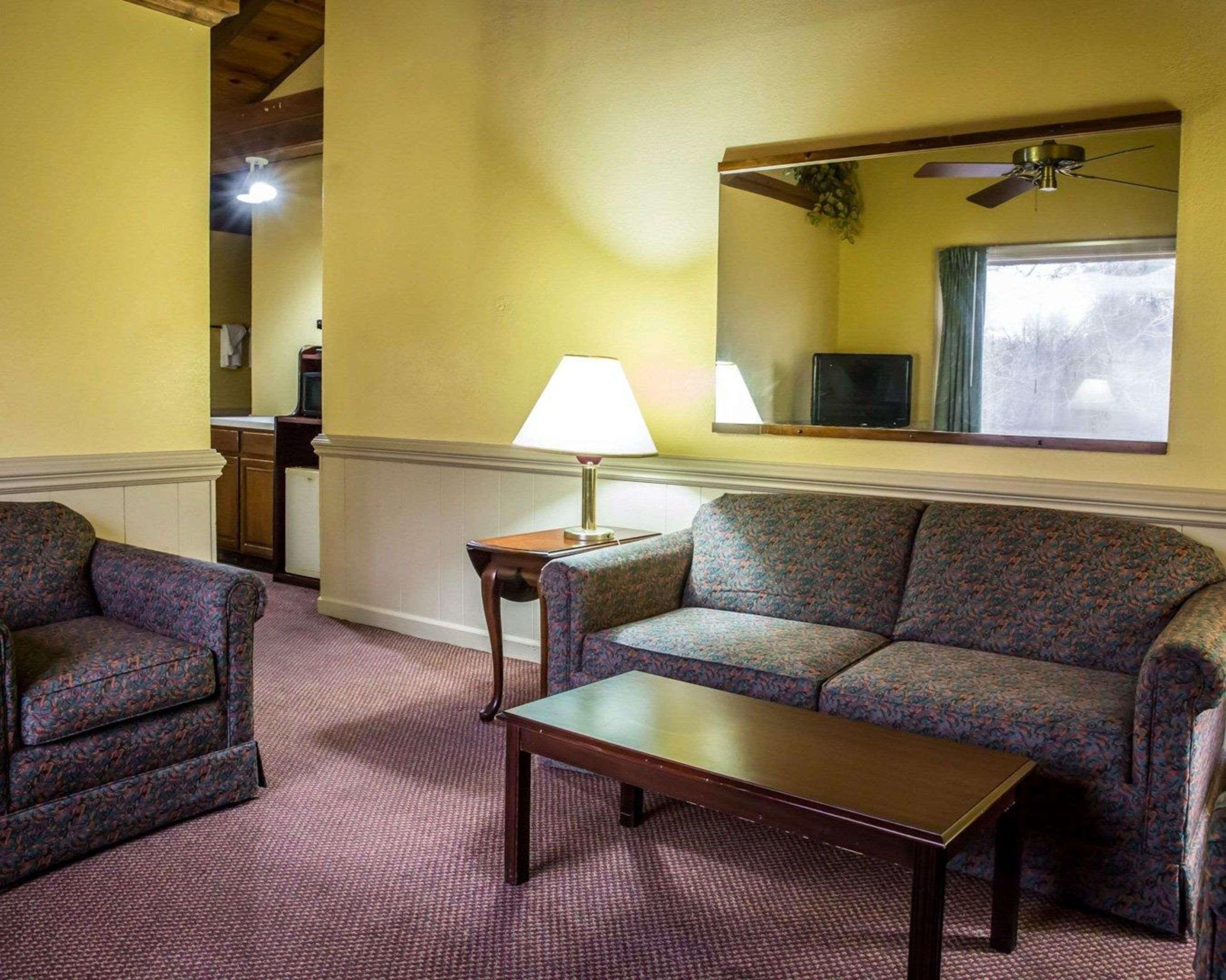 Rodeway Inn & Suites Plymouth Hwy 64 Exteriér fotografie