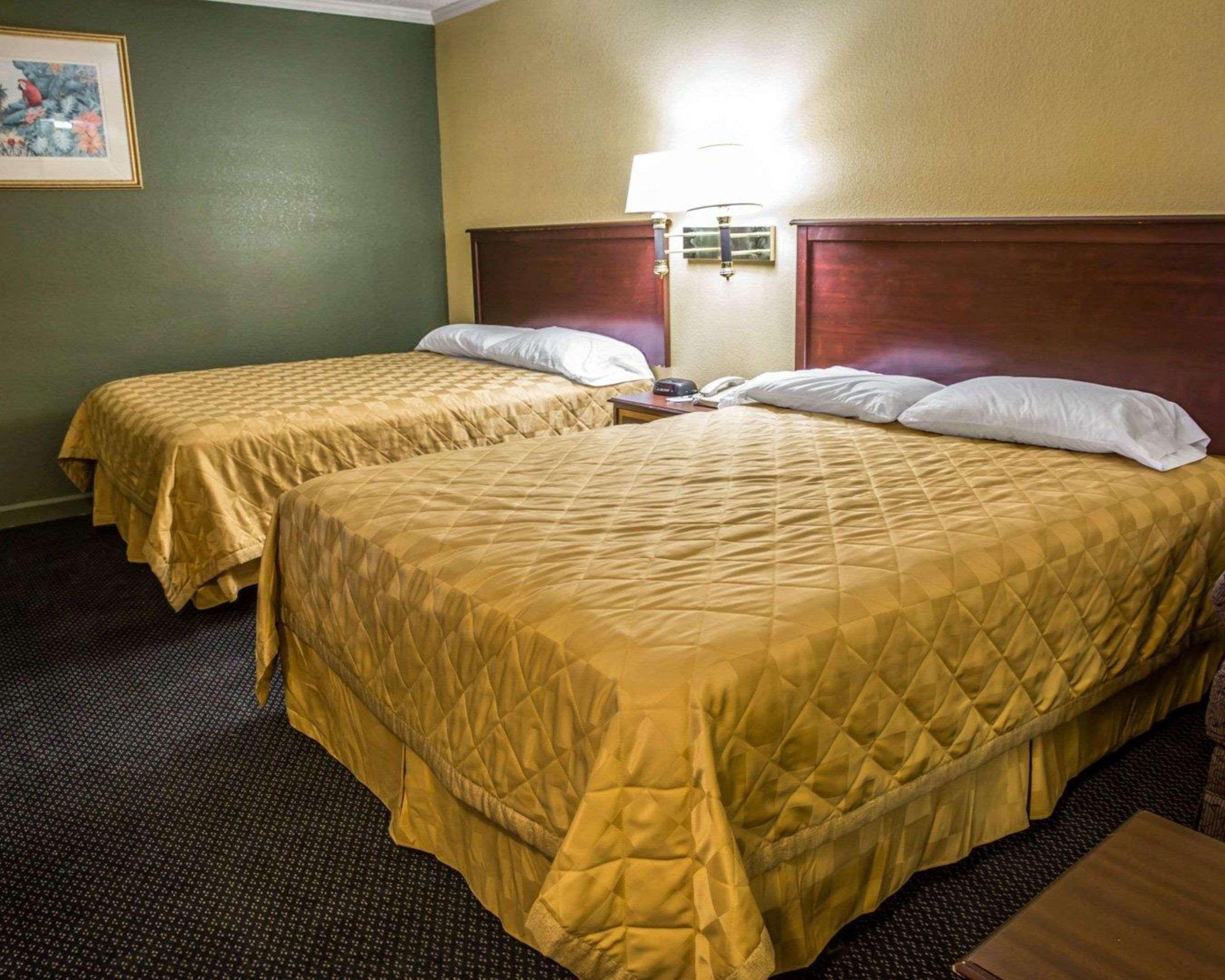 Rodeway Inn & Suites Plymouth Hwy 64 Exteriér fotografie