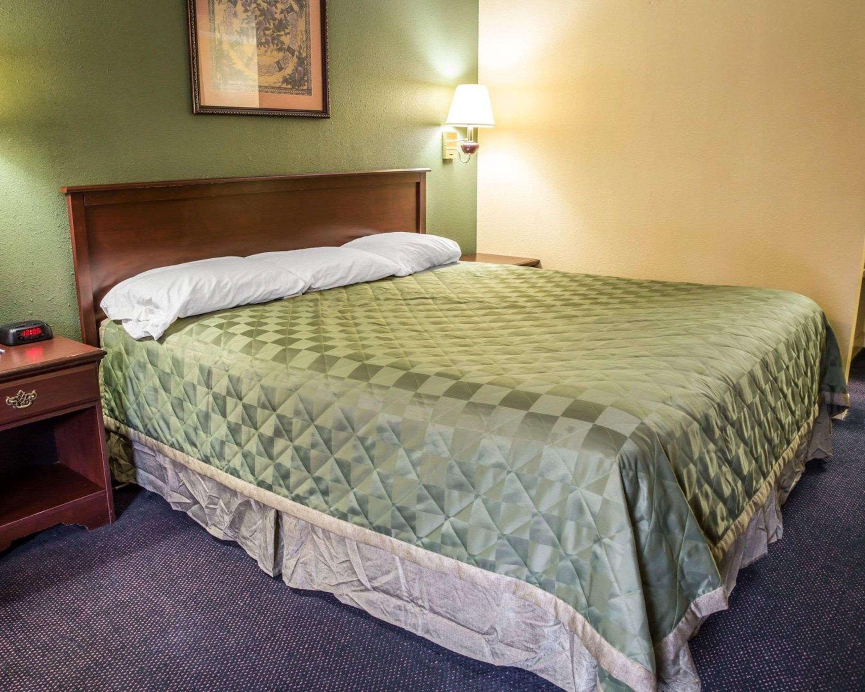 Rodeway Inn & Suites Plymouth Hwy 64 Exteriér fotografie
