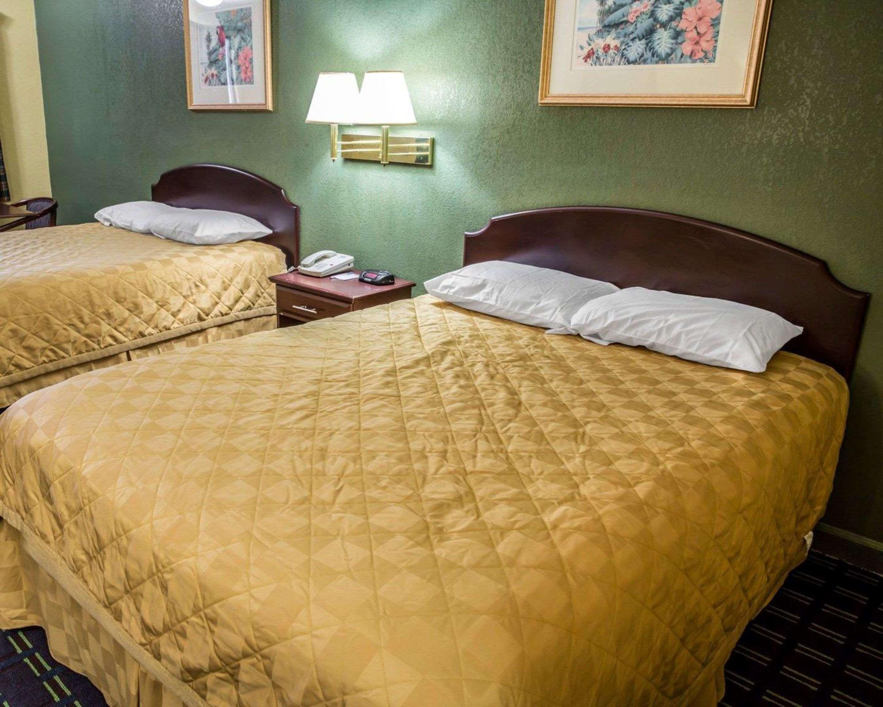 Rodeway Inn & Suites Plymouth Hwy 64 Exteriér fotografie