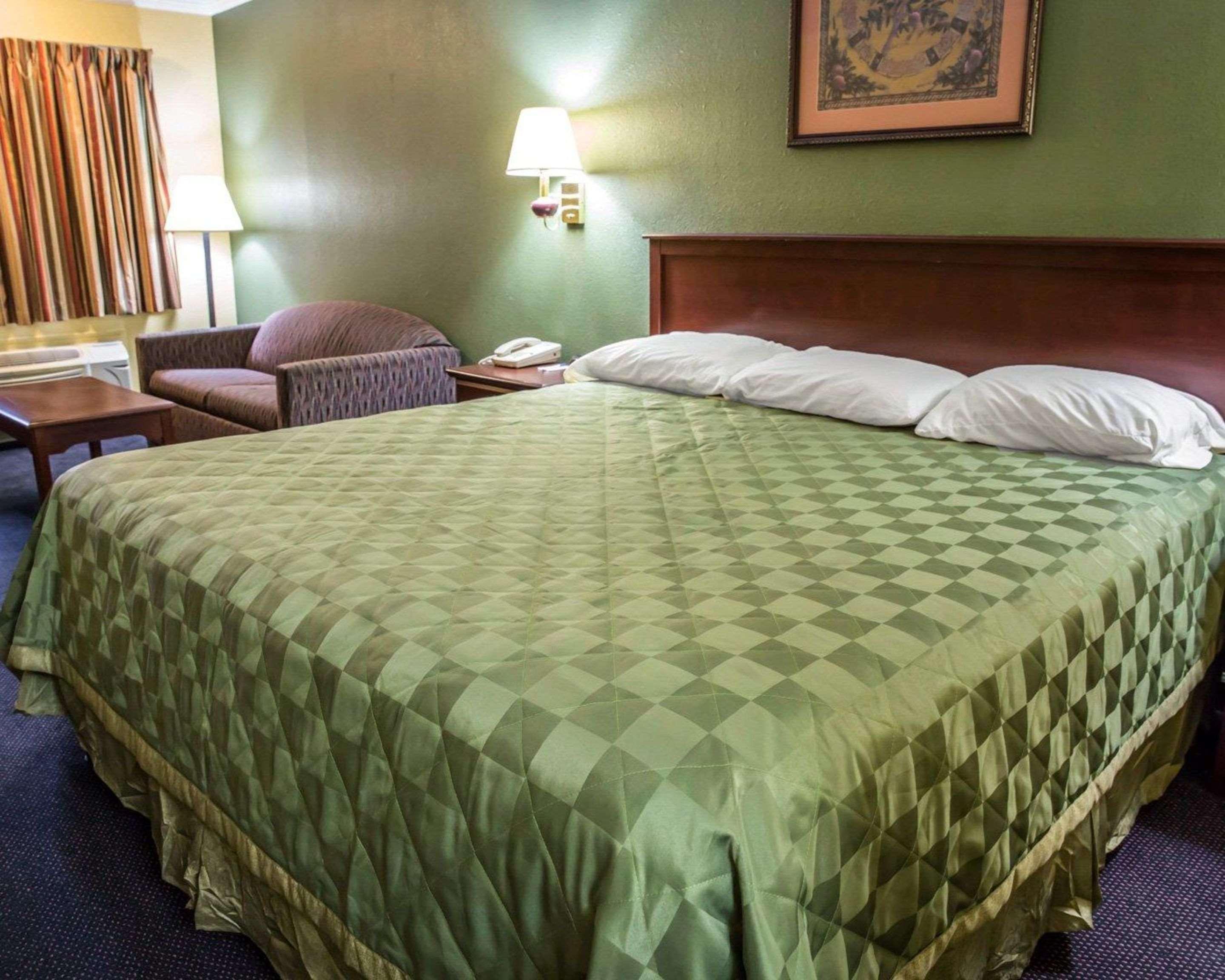 Rodeway Inn & Suites Plymouth Hwy 64 Exteriér fotografie