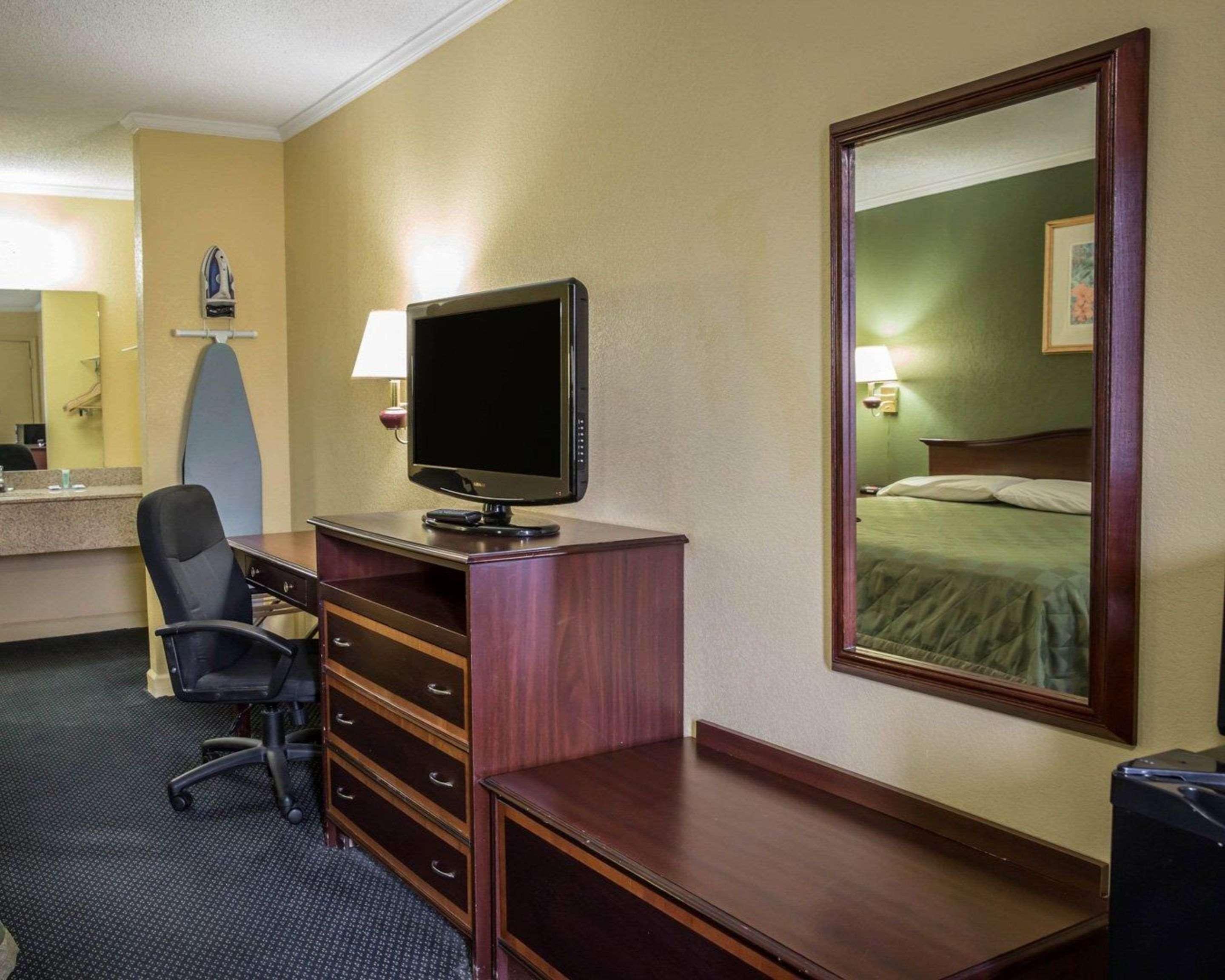 Rodeway Inn & Suites Plymouth Hwy 64 Exteriér fotografie
