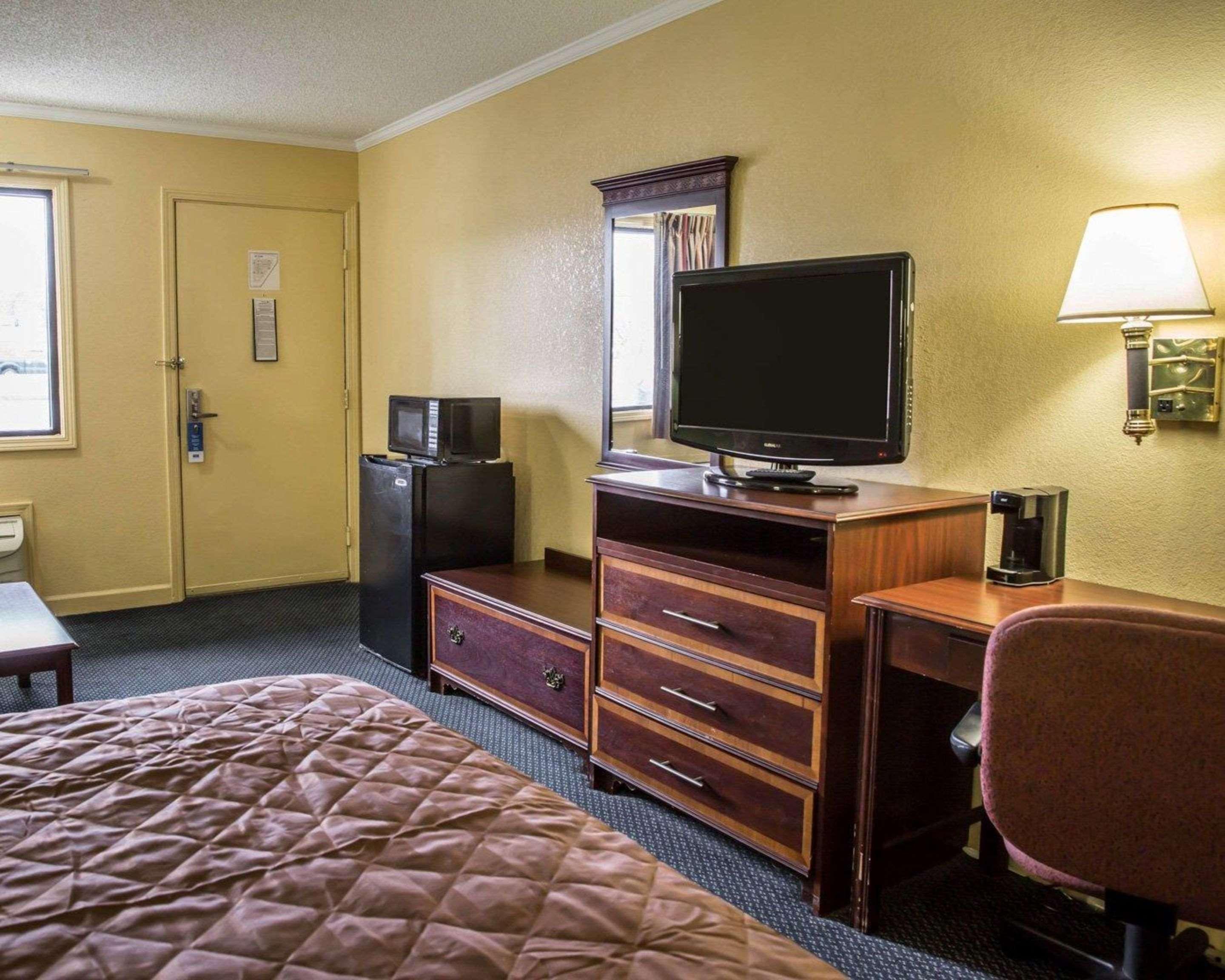 Rodeway Inn & Suites Plymouth Hwy 64 Exteriér fotografie