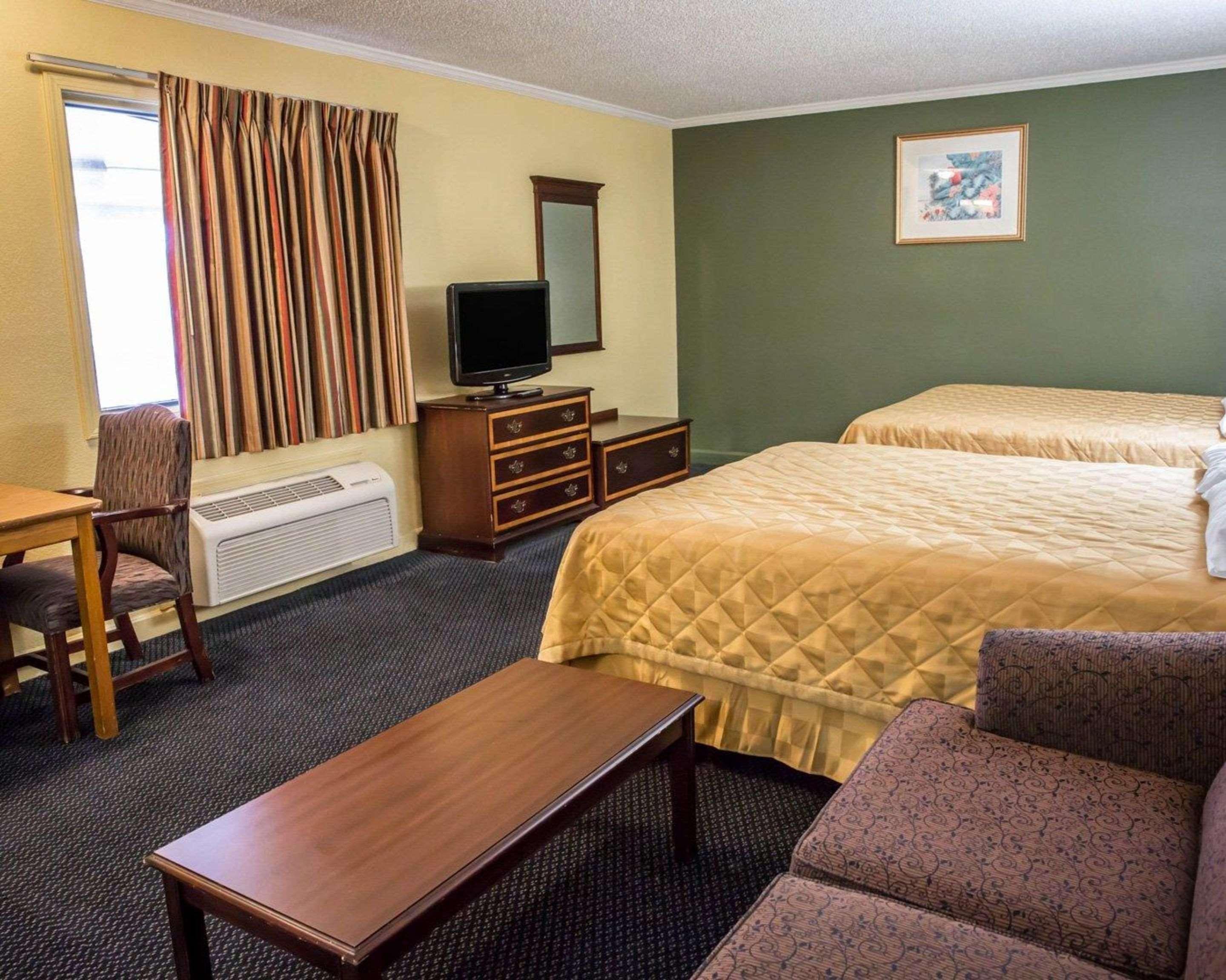 Rodeway Inn & Suites Plymouth Hwy 64 Exteriér fotografie