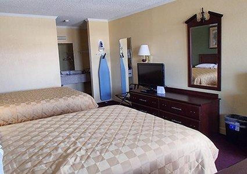 Rodeway Inn & Suites Plymouth Hwy 64 Exteriér fotografie