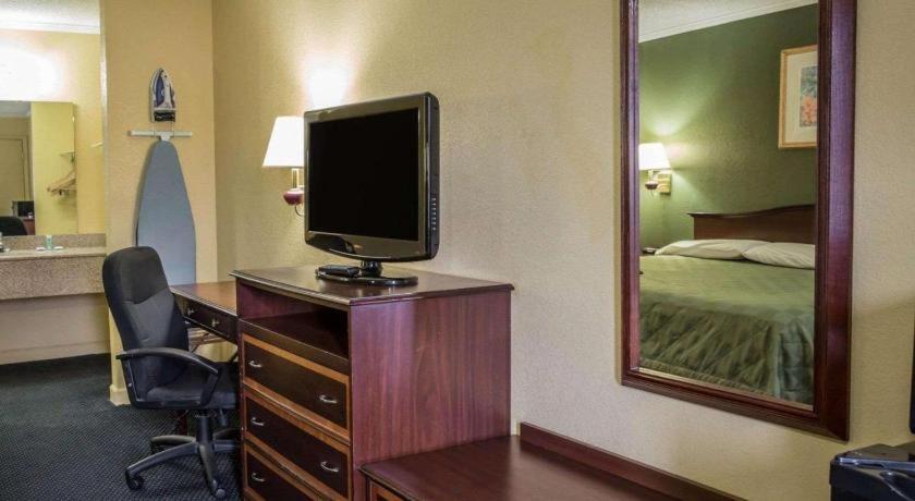 Rodeway Inn & Suites Plymouth Hwy 64 Exteriér fotografie