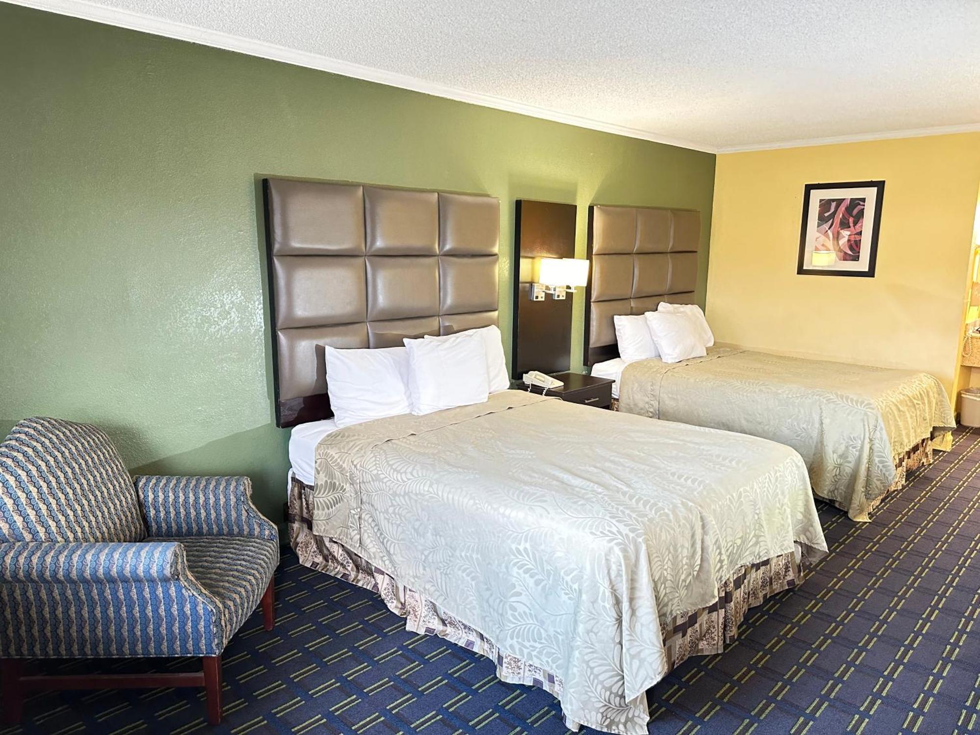 Rodeway Inn & Suites Plymouth Hwy 64 Exteriér fotografie
