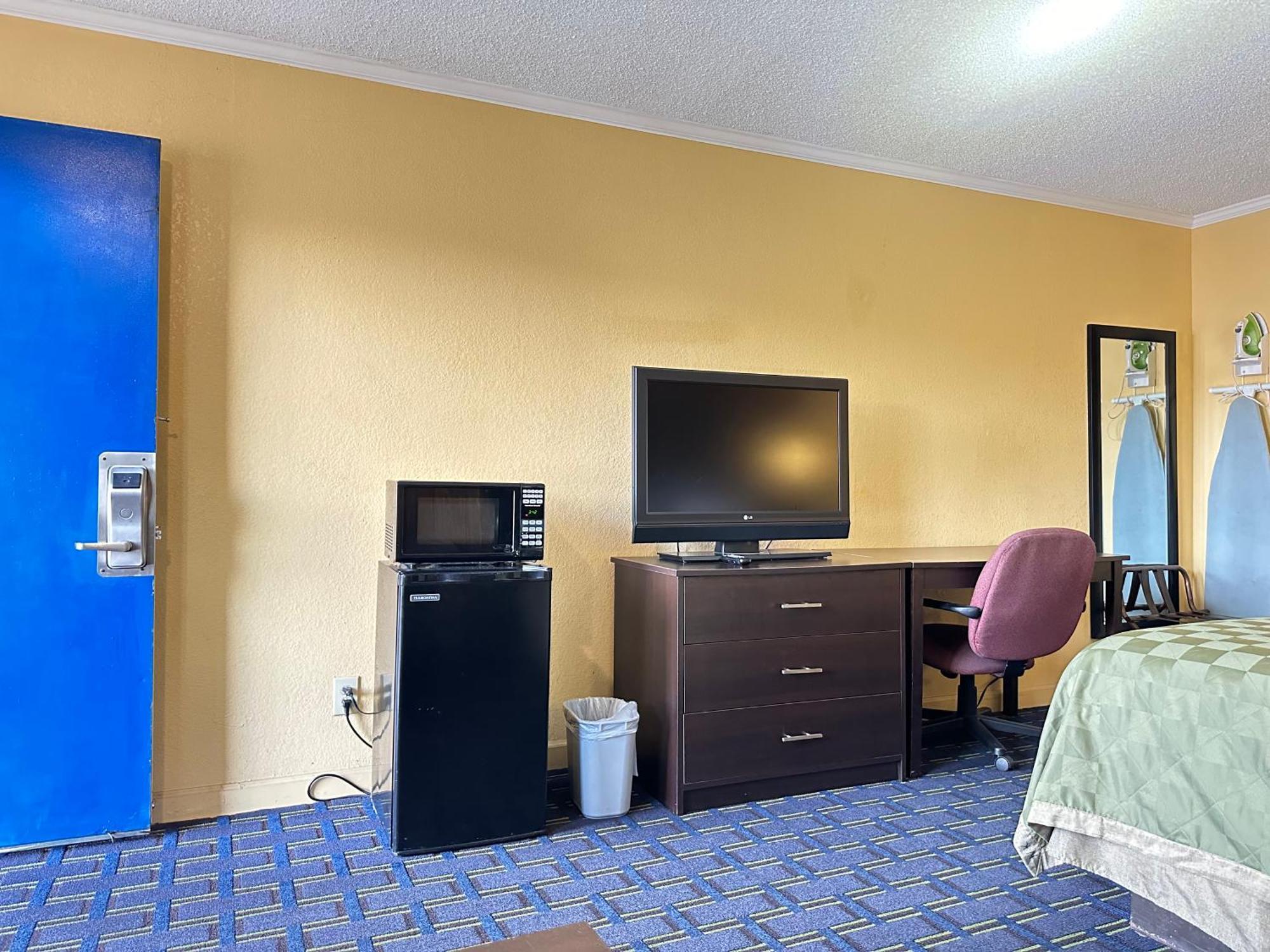 Rodeway Inn & Suites Plymouth Hwy 64 Exteriér fotografie
