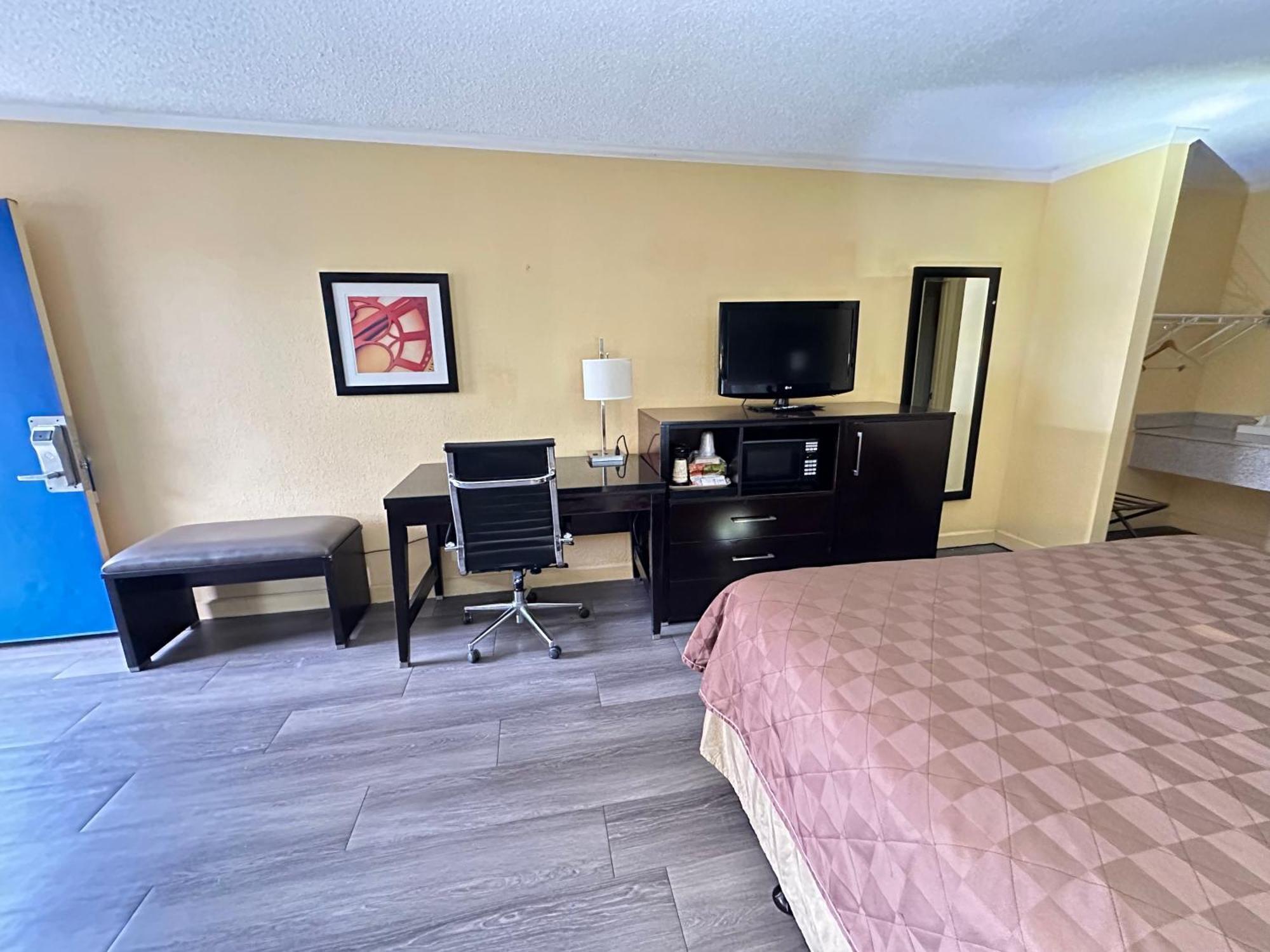 Rodeway Inn & Suites Plymouth Hwy 64 Exteriér fotografie