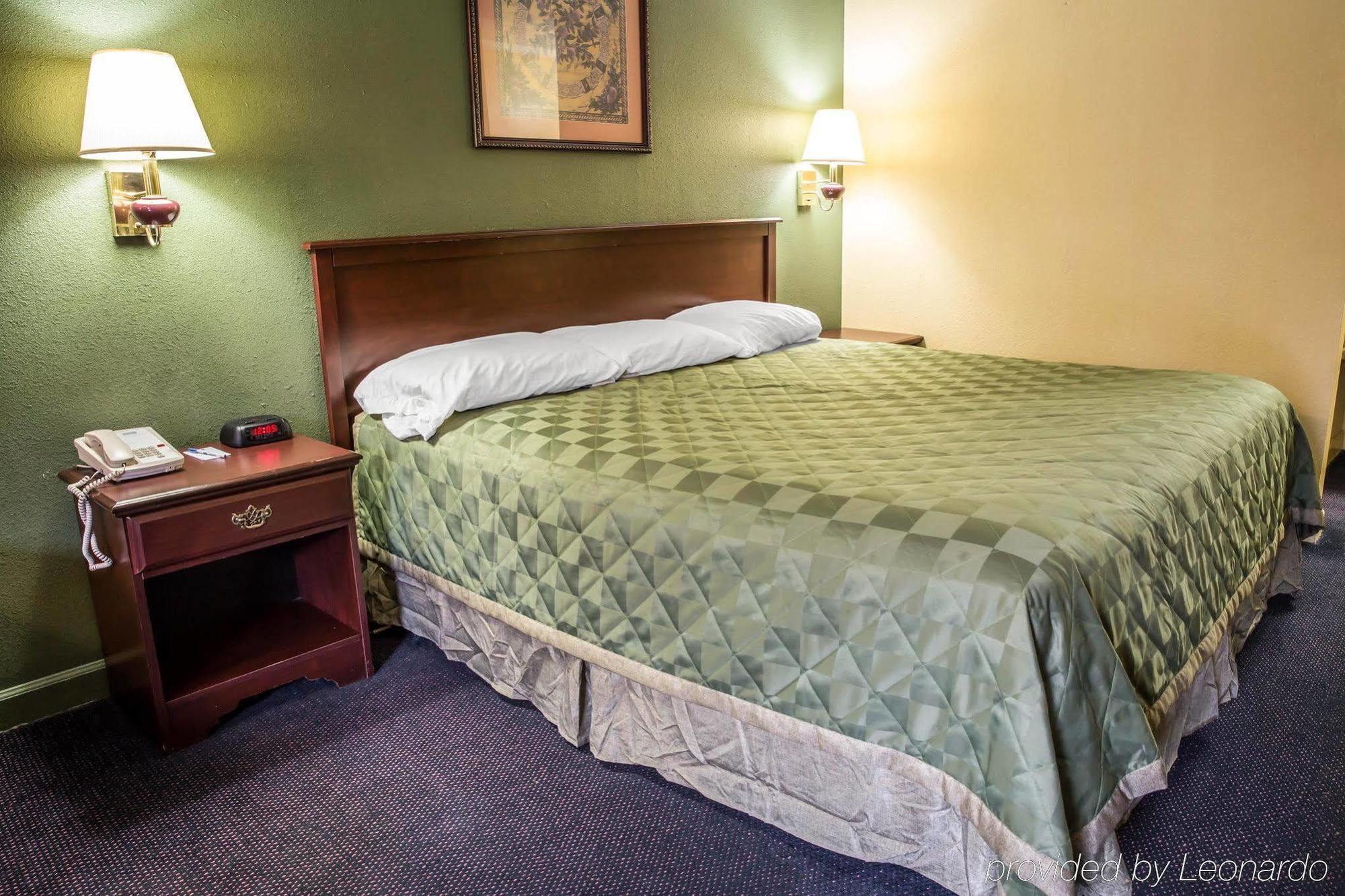 Rodeway Inn & Suites Plymouth Hwy 64 Exteriér fotografie
