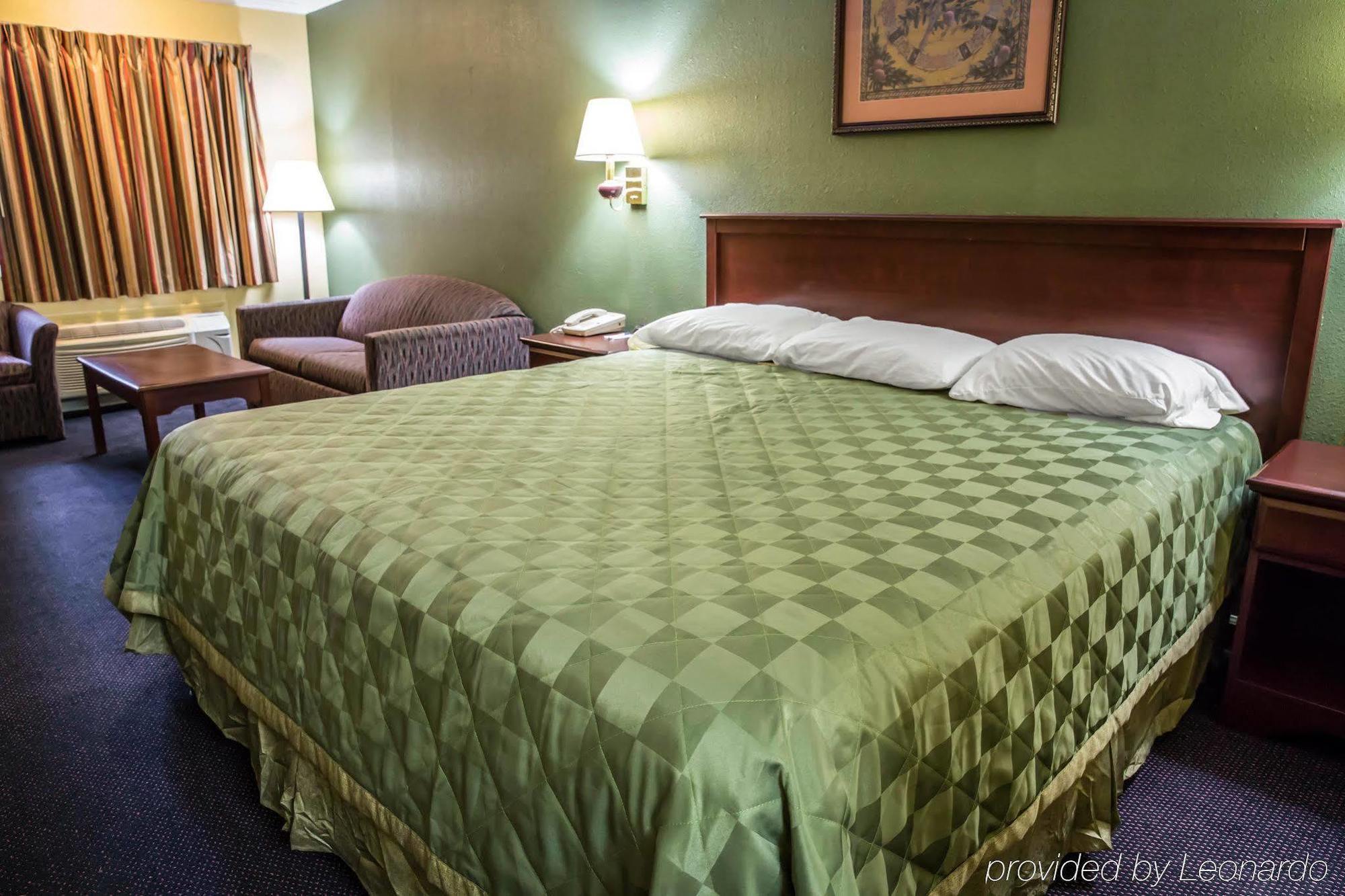 Rodeway Inn & Suites Plymouth Hwy 64 Exteriér fotografie