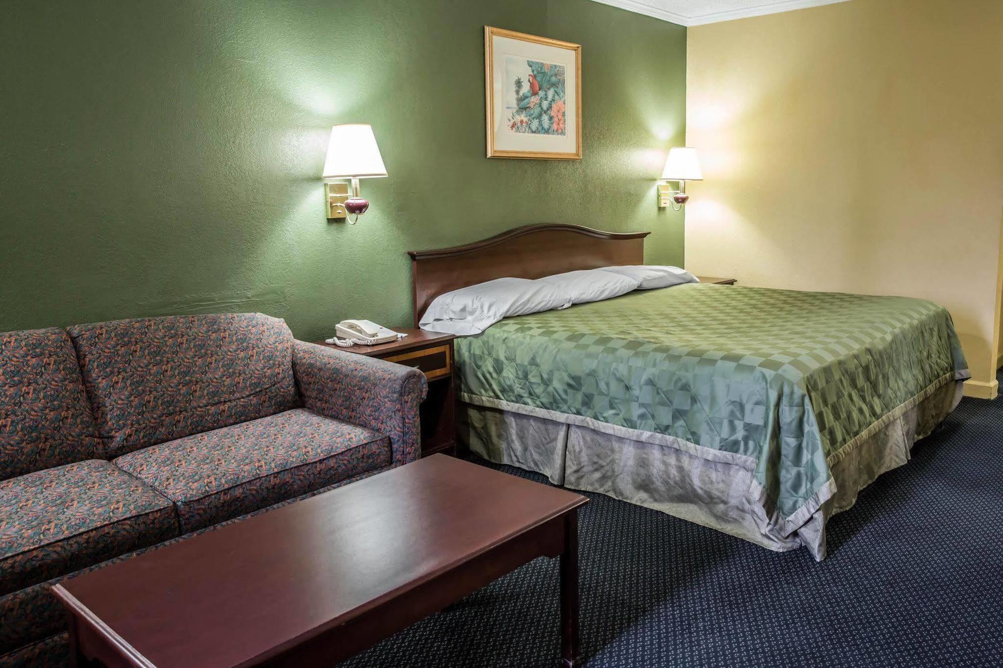 Rodeway Inn & Suites Plymouth Hwy 64 Exteriér fotografie