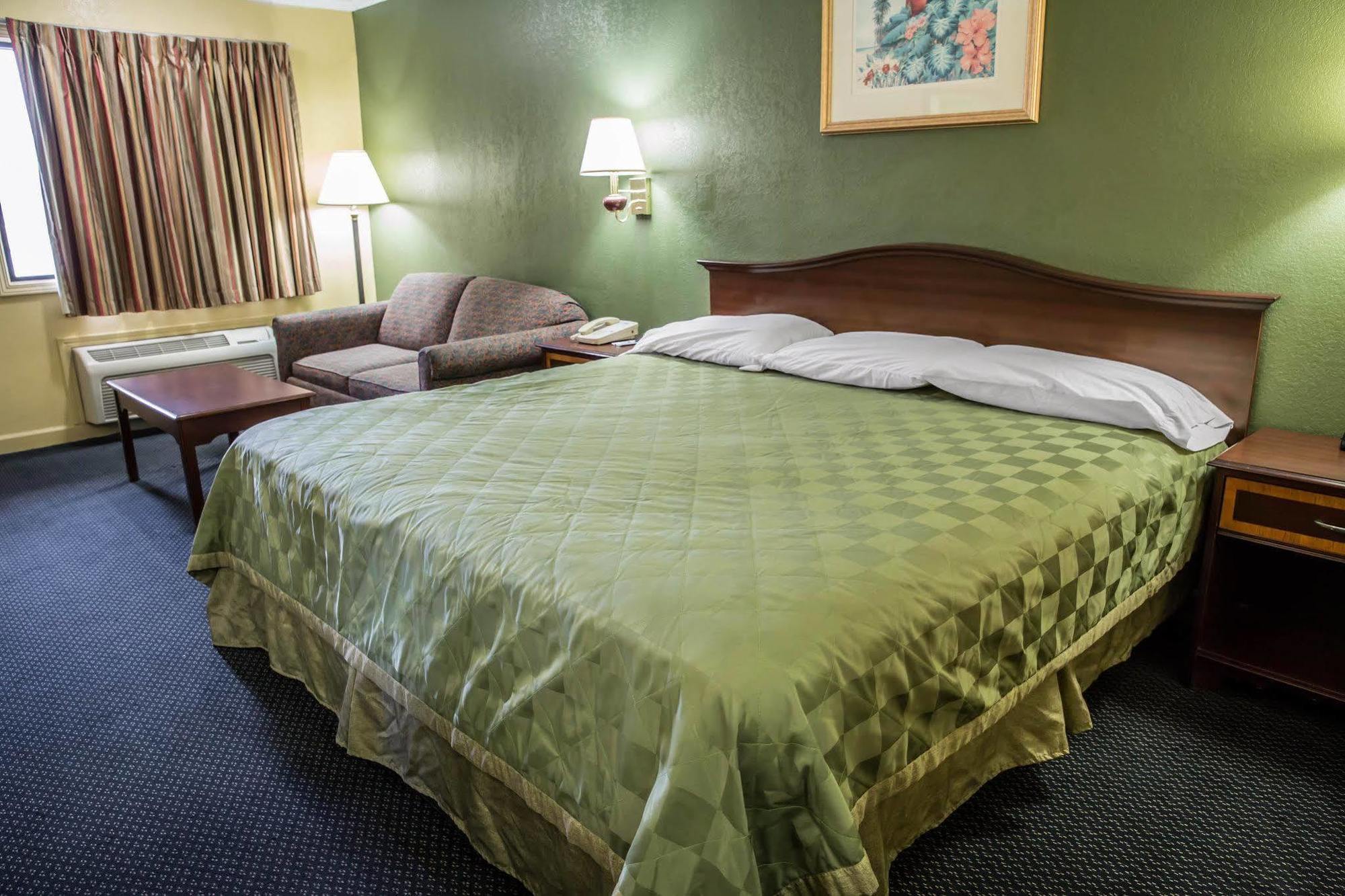 Rodeway Inn & Suites Plymouth Hwy 64 Exteriér fotografie