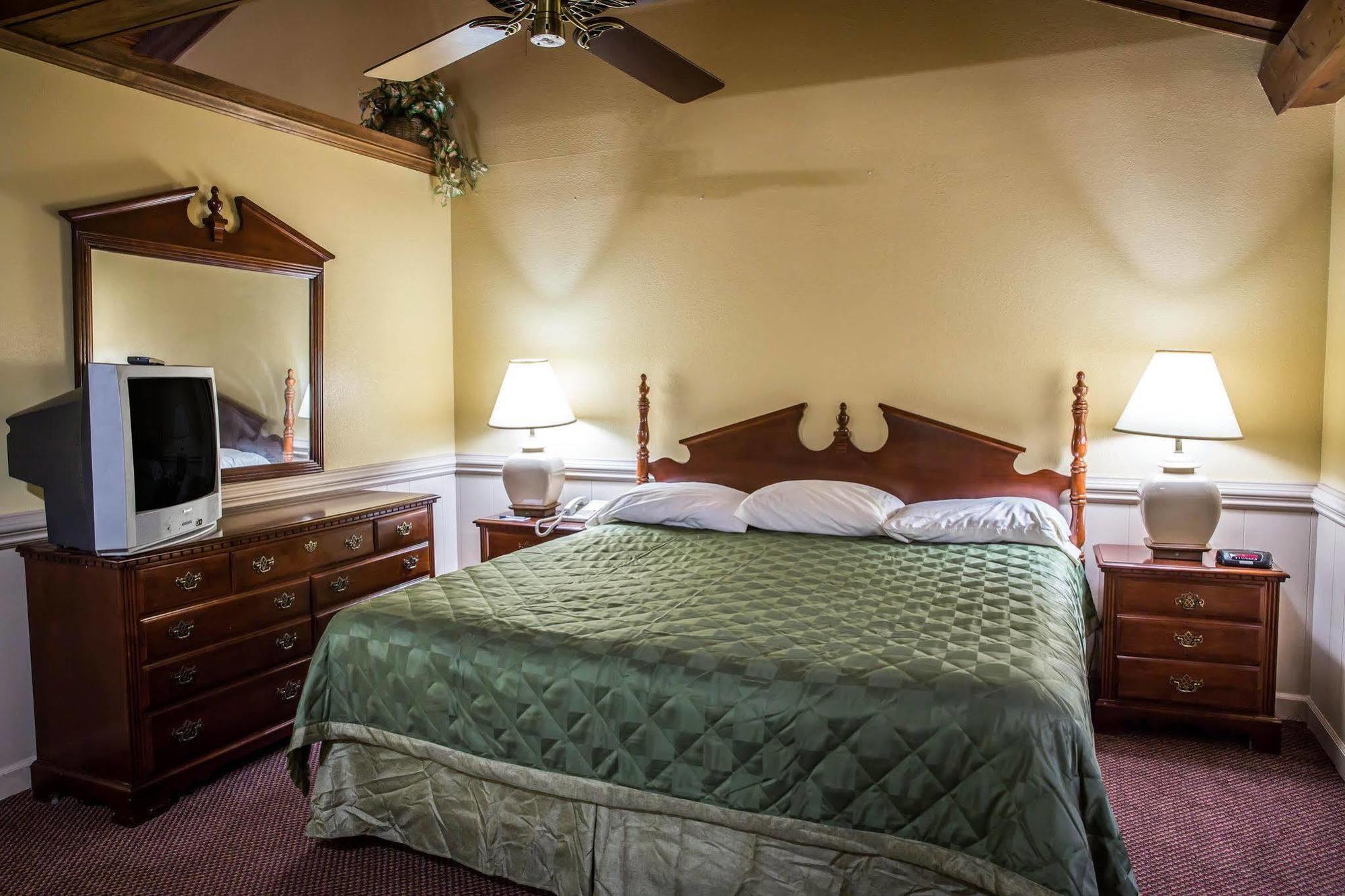 Rodeway Inn & Suites Plymouth Hwy 64 Exteriér fotografie